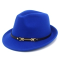 Dettaglio del cappello fedora blu vivace con cinturino in pelle nera e fibbia in metallo oro - Blu zaffiro