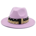 Dettaglio di cappello fedora rosa con perle bianche e strass sulla fascia decorativa - Viola Chiaro