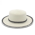 Elegante sombrero de paja crema con cinta tejida negra y perlas para protección solar - Blanco