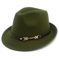 Dettaglio del cappello fedora in lana verde scuro con fascia in pelle e fibbia d'oro - Verde militare