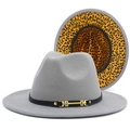 Détail du chapeau en laine grise avec doublure léopard et boucle en métal doré - Gris