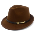 Dettaglio cappello fedora in lana marrone scuro con cintura nera e fibbia dorata - Caffè