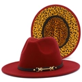 Détail d'un chapeau fedora bordeaux montrant la doublure léopard et boucle dorée - Bordeaux