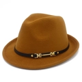 Dettaglio cappello fedora in lana color zenzero con cinturino in pelle nera e fibbia - Marrone