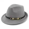 Dettaglio del cappello fedora in lana grigio scuro con cintura in pelle e fibbia dorata - Grigio