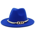 Λεπτομέρεια από μπλε καπέλο fedora με χρυσή αλυσίδα και υφαντή διακοσμητική ταινία - Ένα μέγεθος / Μπλε ζαφείρι