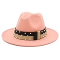 Dettaglio di fedora rosa con nastro nero decorato con perle bianche e strass scintillanti - Rosa carne