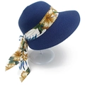 Detail van een zomerse strohoed met bloemenlint en strik voor zonbescherming buiten - Marineblauw