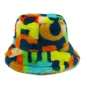 Detalle de gorro de pescador de piel sintética colorida con textura suave y patchwork - Patchwork Vibrante Estilo 3