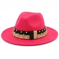Dettaglio cappello Fedora fucsia con nastro decorato da perle e strass scintillanti - Rosa Rosso