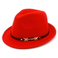 Dettaglio cappello fedora in lana rossa con cinturino in pelle nera e fibbia dorata - Rosso