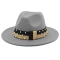 Dettaglio cappello Fedora grigio in feltro con nastro decorato di perle e strass - Grigio
