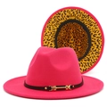 Vue détaillée d'un chapeau fedora fuchsia avec intérieur à motif léopard élégant - Rose rouge
