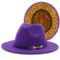 Detail eines lila Filzhutes mit gelbem Leopardenmuster-Futter und Gold-Schnalle - Lila