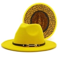 Detailansicht gelber Wollfilzhut mit Leopardenmuster-Futter und goldener Schnalle - Gelb