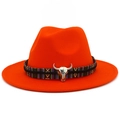 Chapeau fedora orange à large bord en feutre avec ruban ethnique et crâne de taureau - Rouge Orangé