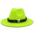 Détail du chapeau en laine vert néon avec ruban ethnique et ornement de crâne de taureau - Jaune Néon