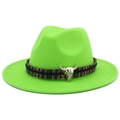Détail d'un chapeau de cowboy vert citron avec bande ethnique et crâne de taureau argenté - Vert Fluorescent