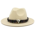Détail d'un chapeau en laine avec ruban ethnique et décoration de crâne de taureau - Poche zippée