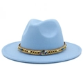 Vue détaillée du chapeau fedora bleu clair avec un ruban de perles ethniques fait main - Taille unique / Rose bonbon