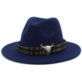 Détail du chapeau fedora bleu marine avec ruban ethnique et tête de taureau argentée - Bleu clair