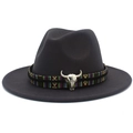 Détail du chapeau de cowboy en laine avec ruban ethnique et tête de taureau argentée - Gris clair
