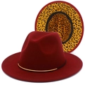 Dettaglio del cappello fedora rosso con fodera leopardata ed elegante catena dorata - Borgogna