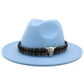 Détail du chapeau en feutre bleu ciel avec bande ethnique et crâne de taureau argenté - Rose bonbon