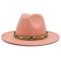 Détail d'un chapeau en laine rose avec chaîne de perles dorées et pierre en mosaïque - Taille unique / Rose chair