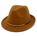 Wollfilzhut in Karamell mit goldener Metallschnalle und schwarzem Band im Fedora-Stil - Braun