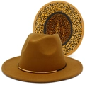Dettaglio di un cappello fedora in feltro marrone con tesa leopardata e fascia in metallo dorato - Marrone