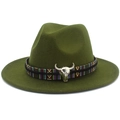 Détail du chapeau en laine olive avec bande ethnique et emblème de tête de taureau argent - Vert Militaire