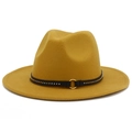Dettaglio cappello in feltro giallo senape con fascia nera, rivetti e fibbia dorata - Cachi