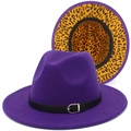 Detail van paarse wollen fedora hoed met zwarte riem en binnenvoering in luipaardprint - Paars