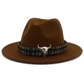 Détail du chapeau en feutre à large bord avec crâne de taureau et bande tressée - Café