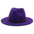Dettaglio del cappello fedora viola con rivetti metallici e anello d'oro decorativo - Viola