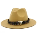 Détail du chapeau de cowboy en laine avec bande ethnique et ornement de tête de buffle - Chameau