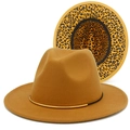 Nahaufnahme des kamelfarbenen Fedora-Hutes mit Goldring und Leoparden-Innenfutter - Khaki