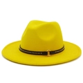 Cappello fedora giallo a tesa larga con fascia in pelle nera e borchie metalliche - Giallo