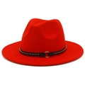Dettaglio del cappello fedora rosso acceso con fascia in pelle nera e borchie dorate - Rosso