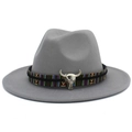 Détail de chapeau en laine avec ruban ethnique et ornement de crâne de taureau argenté - Gris