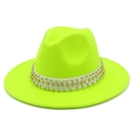 Détail d'un chapeau fedora vert néon avec bande blanche, clous dorés et strass brillants - Jaune Néon