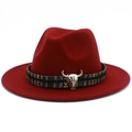 Détail du chapeau fedora bordeaux avec ruban ethnique et ornement de crâne de taureau argenté - Bordeaux