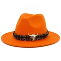 Détail du chapeau en laine orange avec ruban tissé ethnique et ornement tête de bœuf - Orange