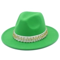 Détail d'un chapeau fedora vert vif avec ruban blanc, clous argentés et strass dorés - Vert Herbe