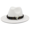 Détail d'un chapeau de cowboy blanc avec ruban tissé coloré et décoration tête de taureau - Blanc