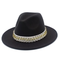 Détail d'un chapeau fedora noir en laine avec strass et clous argentés sur la bande - Gris clair