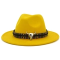 Detailansicht gelber Wollfilz Cowboyhut mit Ethno-Band und silbernem Stierschädel - Gelb