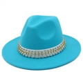 Détail macro du chapeau fedora turquoise avec bandeau décoratif en strass et clous - Bleu ciel