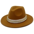 Détail d'un chapeau fedora en laine marron avec ruban blanc, rivets argentés et strass jaunes - Marron